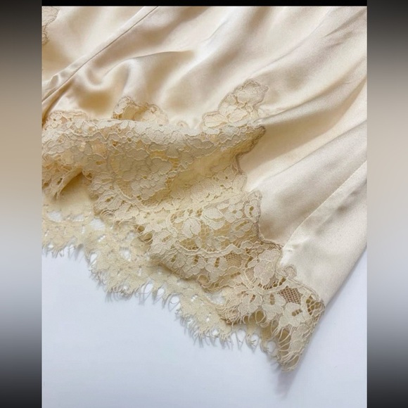 Doen Cream Lace Trim Shorts - Picture 5 of 8